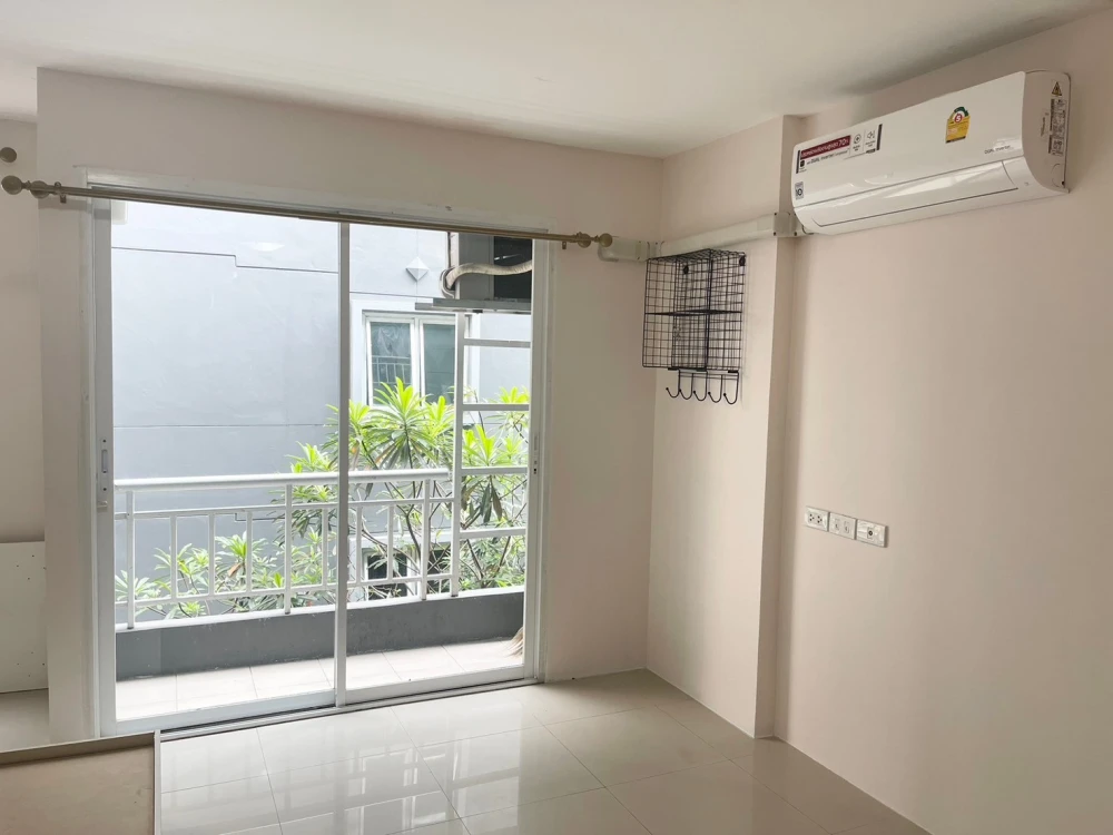 Boutique Ratchada 17 for sale, spacious, airy, clean, good air, nice to live in, has a balcony, ready to move in.