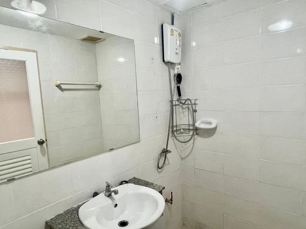 Boutique Ratchada 17 for sale, spacious, airy, clean, good air, nice to live in, has a balcony, ready to move in.