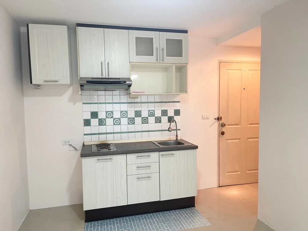 Boutique Ratchada 17 for sale, spacious, airy, clean, good air, nice to live in, has a balcony, ready to move in.