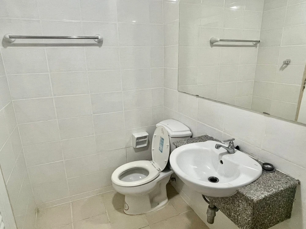 Boutique Ratchada 17 for sale, spacious, airy, clean, good air, nice to live in, has a balcony, ready to move in.