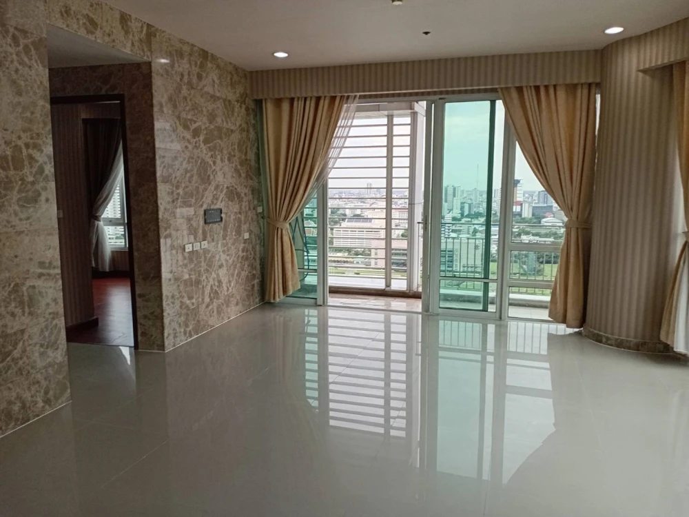 House for sale, Ratchaprasong, 22nd floor, very high, very spacious, quiet corner room, suitable for relaxation, book now.