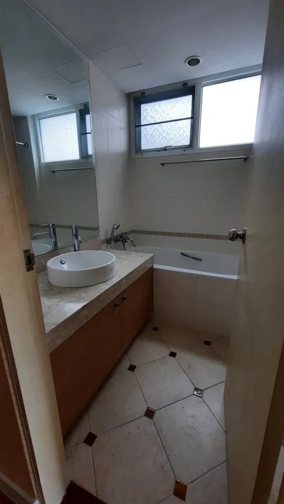 For sale: Baan Siri Sukhumvit Soi 10, empty room, very spacious area, comfortable, not cramped, people who like to decorate rooms must not miss.