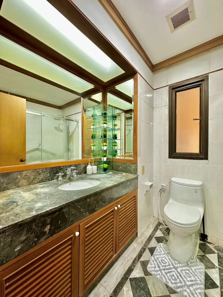 For sale: Chao Phraya house, Chao Phraya River view, luxurious atmosphere, spacious area, if you don't book, you'll really miss out.