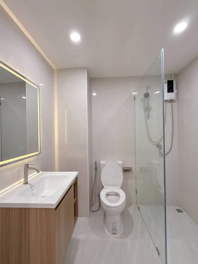 Selling a unit at P. Thana Tower. The room is decorated in a white and cream color scheme, simple, elegant, and warm. It's on the same floor as the sw