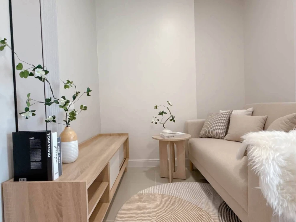 Selling a unit at P. Thana Tower. The room is decorated in a white and cream color scheme, simple, elegant, and warm. It's on the same floor as the sw