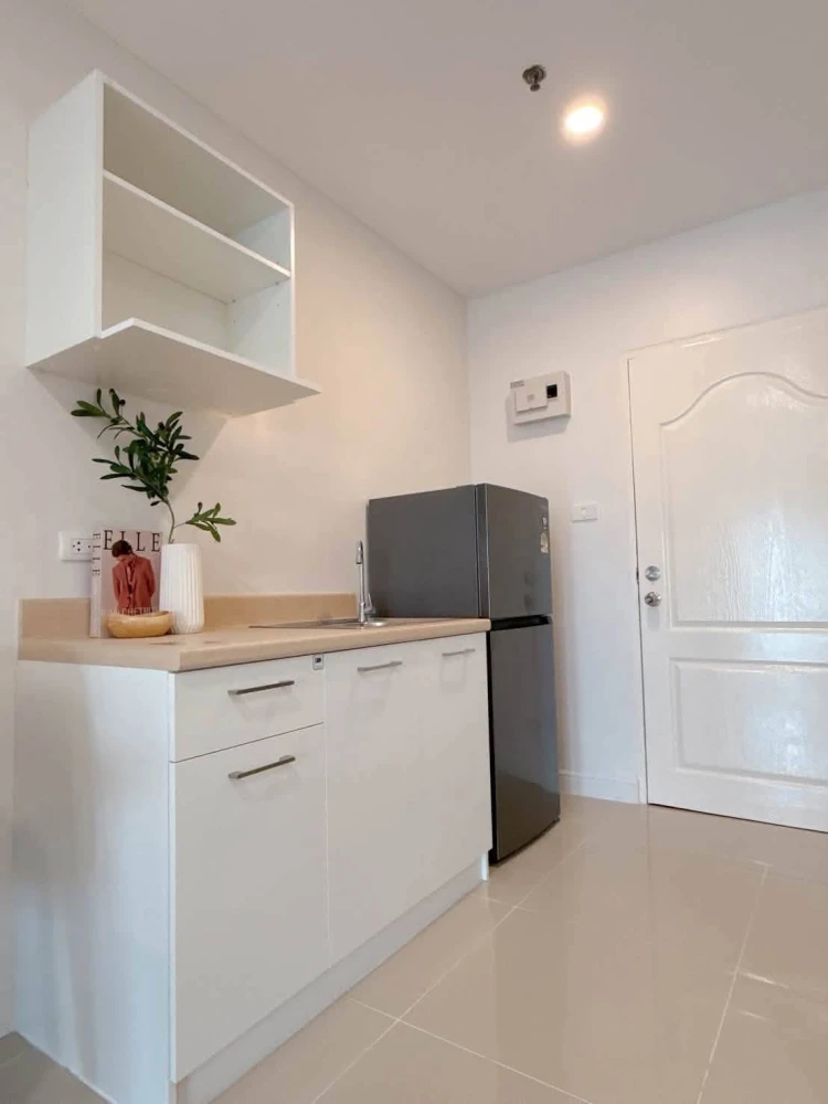 Selling a unit at P. Thana Tower. The room is decorated in a white and cream color scheme, simple, elegant, and warm. It's on the same floor as the sw