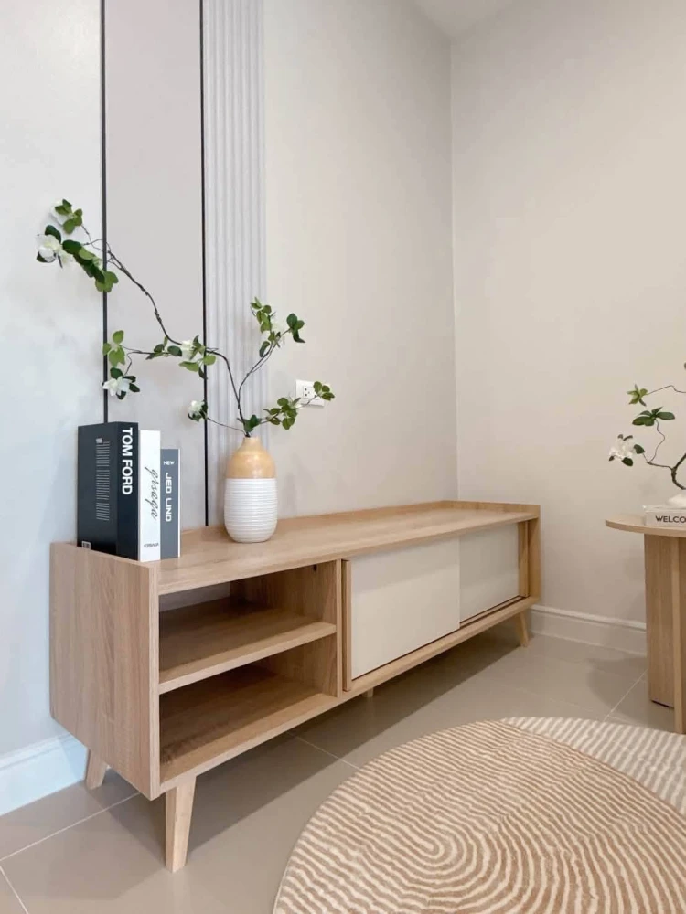 Selling a unit at P. Thana Tower. The room is decorated in a white and cream color scheme, simple, elegant, and warm. It's on the same floor as the sw