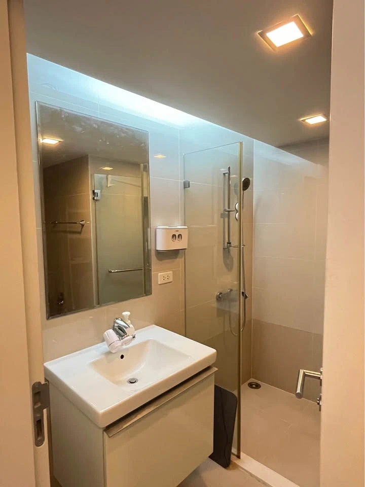 For rent or sale: Focus at Ploenchit, room ready to move in. divided into proportions Great furniture Don't just look and reserve now.