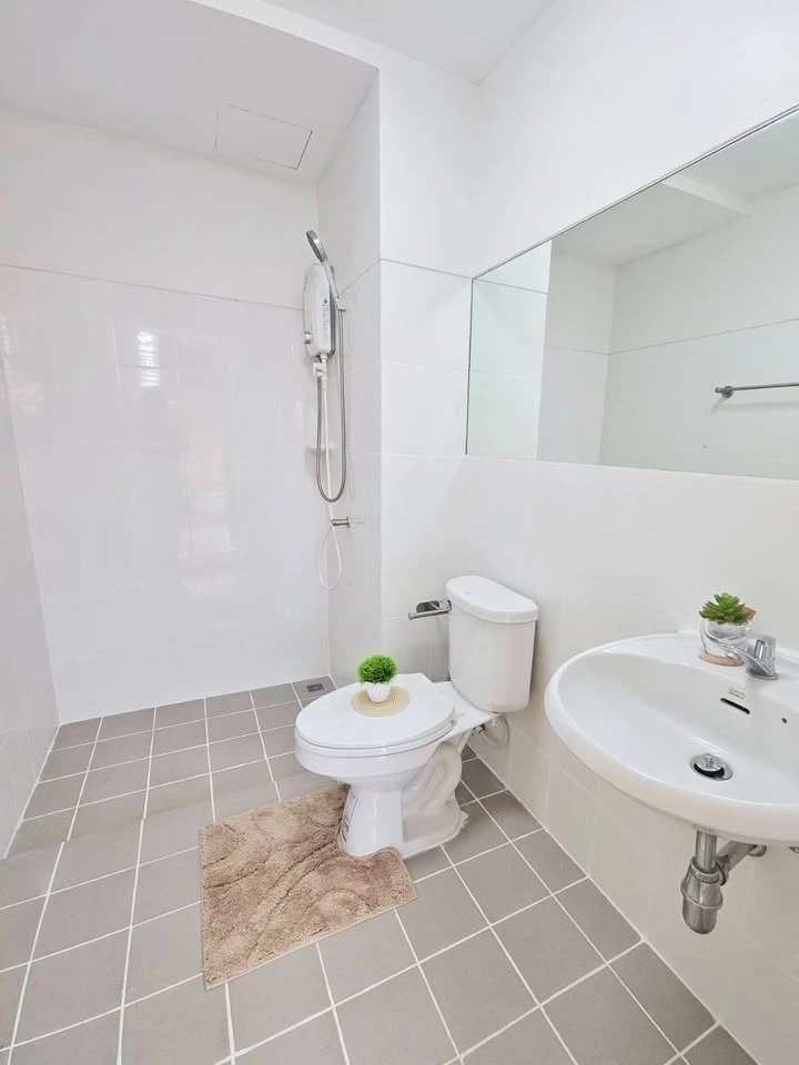 Plum Condo Nawamin for sale, 2nd floor, unobstructed view, fully furnished, separate kitchen area, ready to move in immediately.
