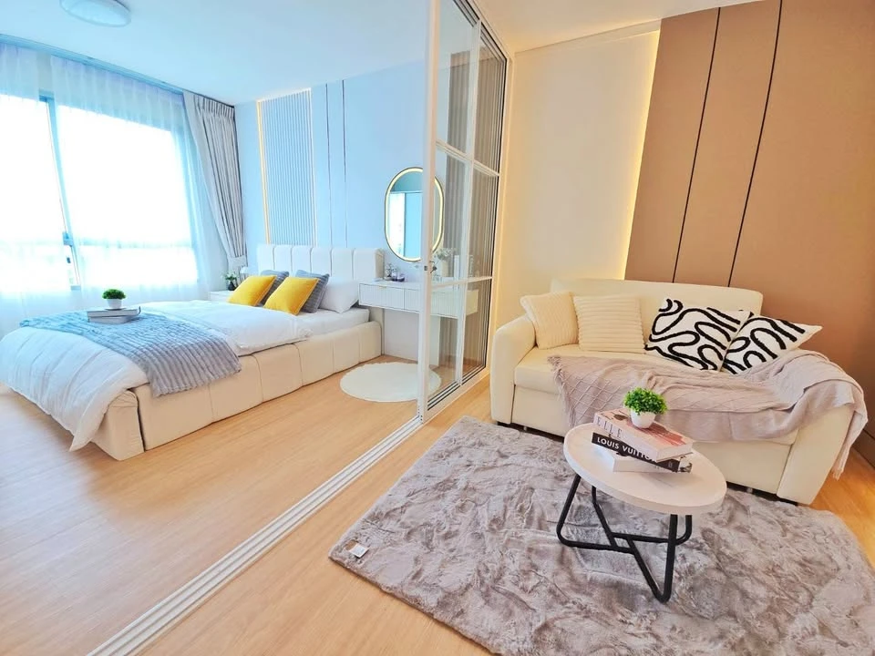 Plum Condo Nawamin for sale, 2nd floor, unobstructed view, fully furnished, separate kitchen area, ready to move in immediately.