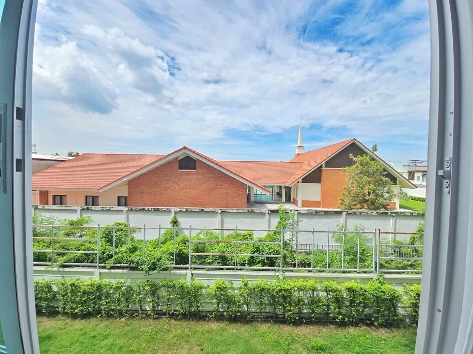 Plum Condo Nawamin for sale, 2nd floor, unobstructed view, fully furnished, separate kitchen area, ready to move in immediately.