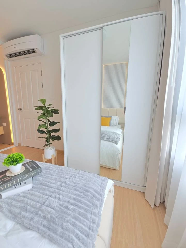 Plum Condo Nawamin for sale, 2nd floor, unobstructed view, fully furnished, separate kitchen area, ready to move in immediately.