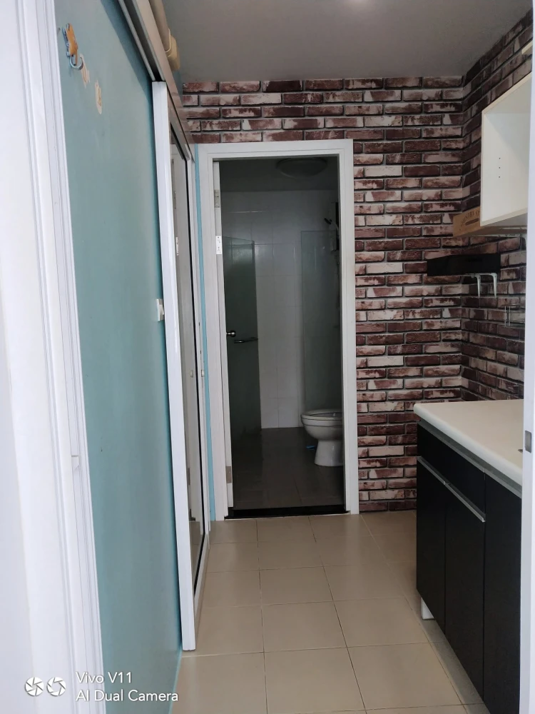 For sale: Plum Condo Phahon Yothin 89, with quality wallpaper, very comfortable blue color, complete with a set of furniture. Don't miss out!