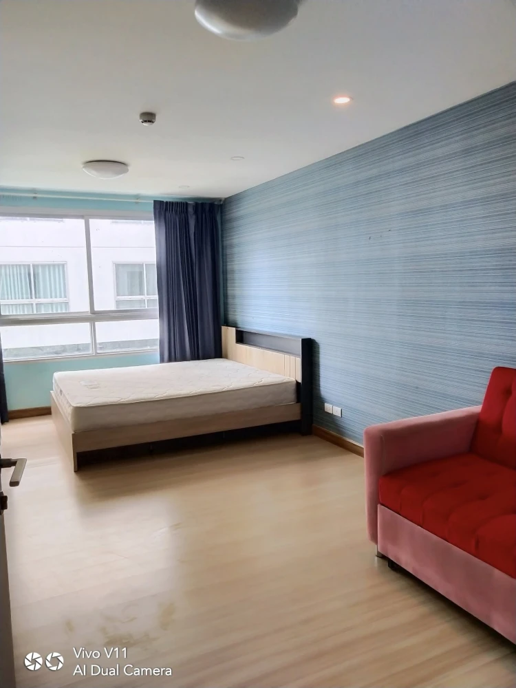For sale: Plum Condo Phahon Yothin 89, with quality wallpaper, very comfortable blue color, complete with a set of furniture. Don't miss out!