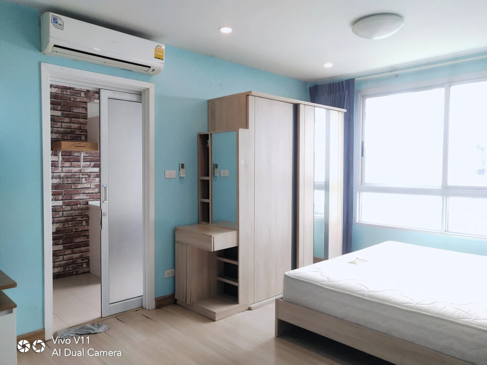 For sale: Plum Condo Phahon Yothin 89, with quality wallpaper, very comfortable blue color, complete with a set of furniture. Don't miss out!