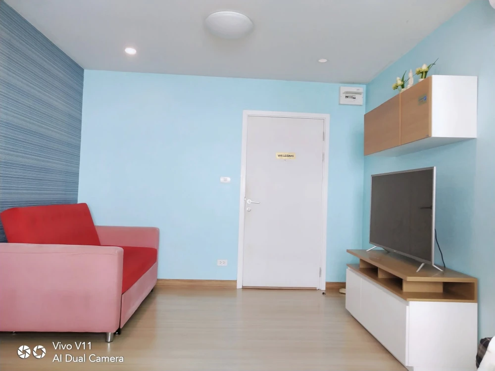 For sale: Plum Condo Phahon Yothin 89, with quality wallpaper, very comfortable blue color, complete with a set of furniture. Don't miss out!
