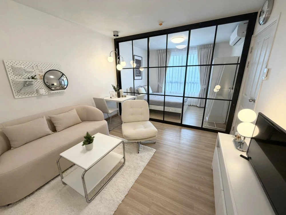 For sale: Plum Condo Phahonyothin 89 Phase 1, decorated in a "minimal style," ready to move in. Bedroom comes with glass partitions.