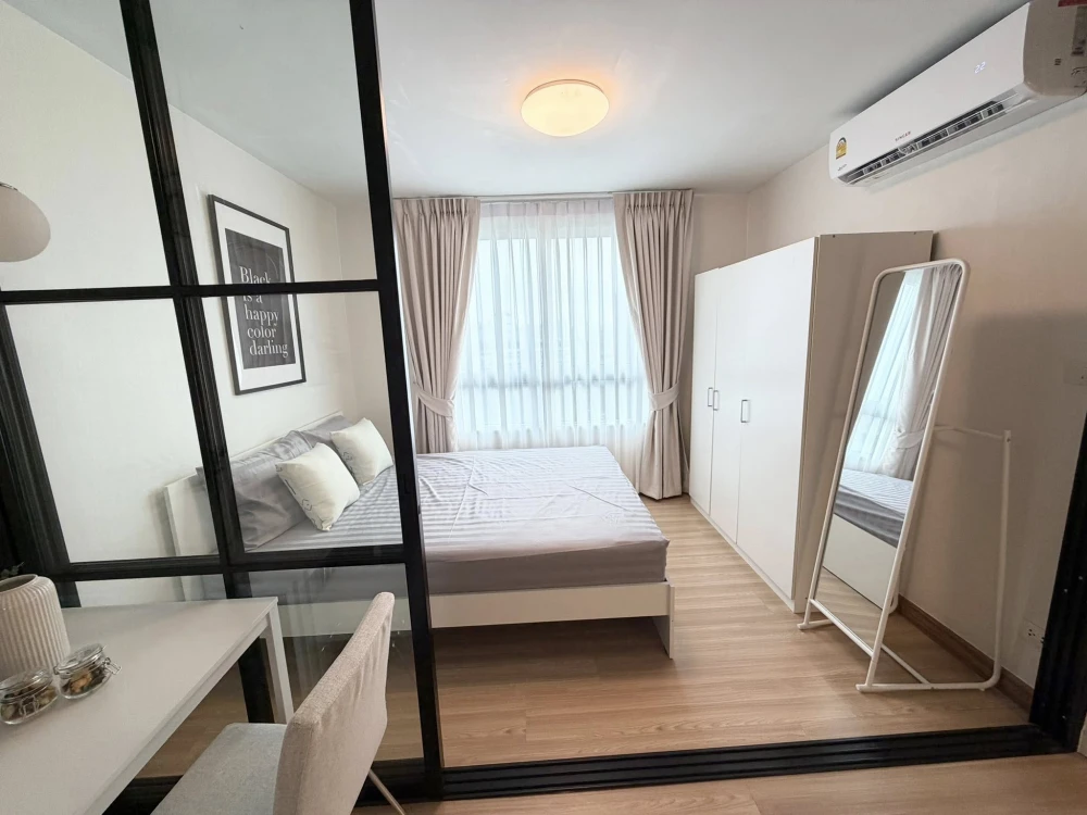 For sale: Plum Condo Phahonyothin 89 Phase 1, decorated in a "minimal style," ready to move in. Bedroom comes with glass partitions.