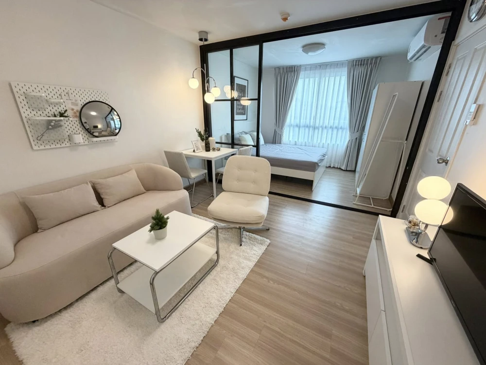 For sale: Plum Condo Phahonyothin 89 Phase 1, decorated in a "minimal style," ready to move in. Bedroom comes with glass partitions.