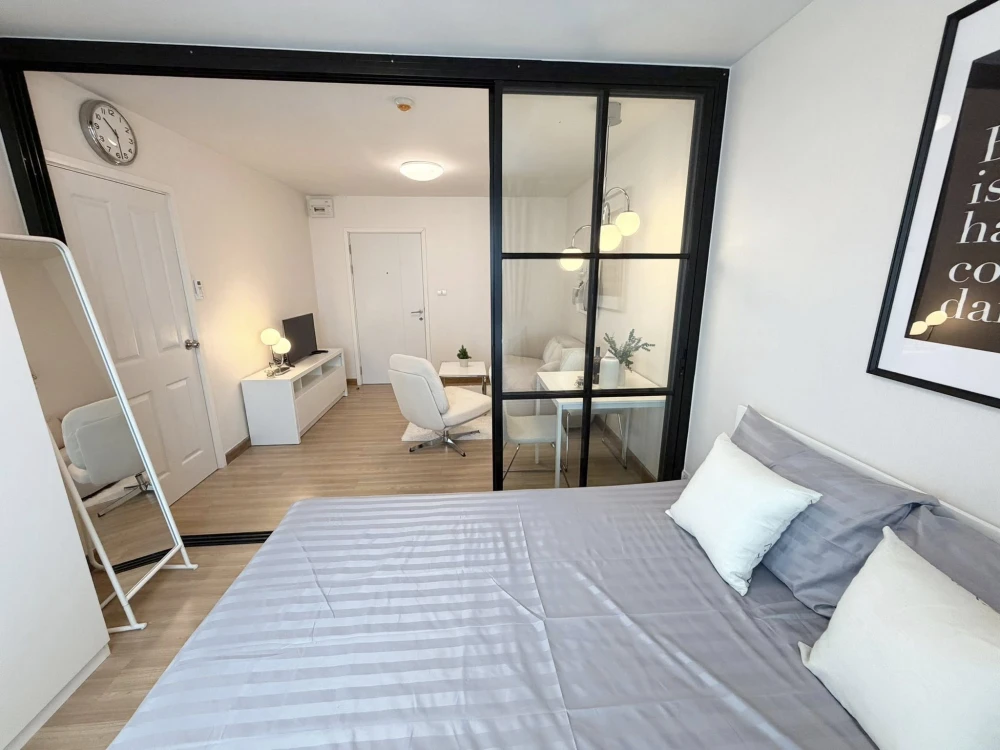 For sale: Plum Condo Phahonyothin 89 Phase 1, decorated in a "minimal style," ready to move in. Bedroom comes with glass partitions.