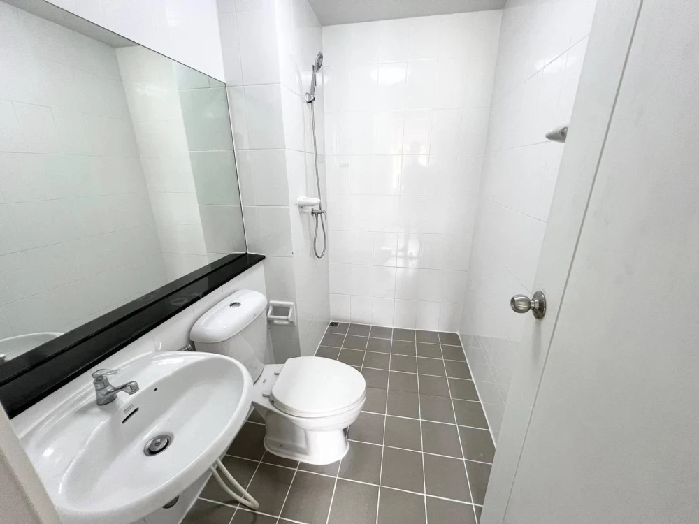 For sale: Plum Condo Phahonyothin 89 Phase 1, decorated in a "minimal style," ready to move in. Bedroom comes with glass partitions.