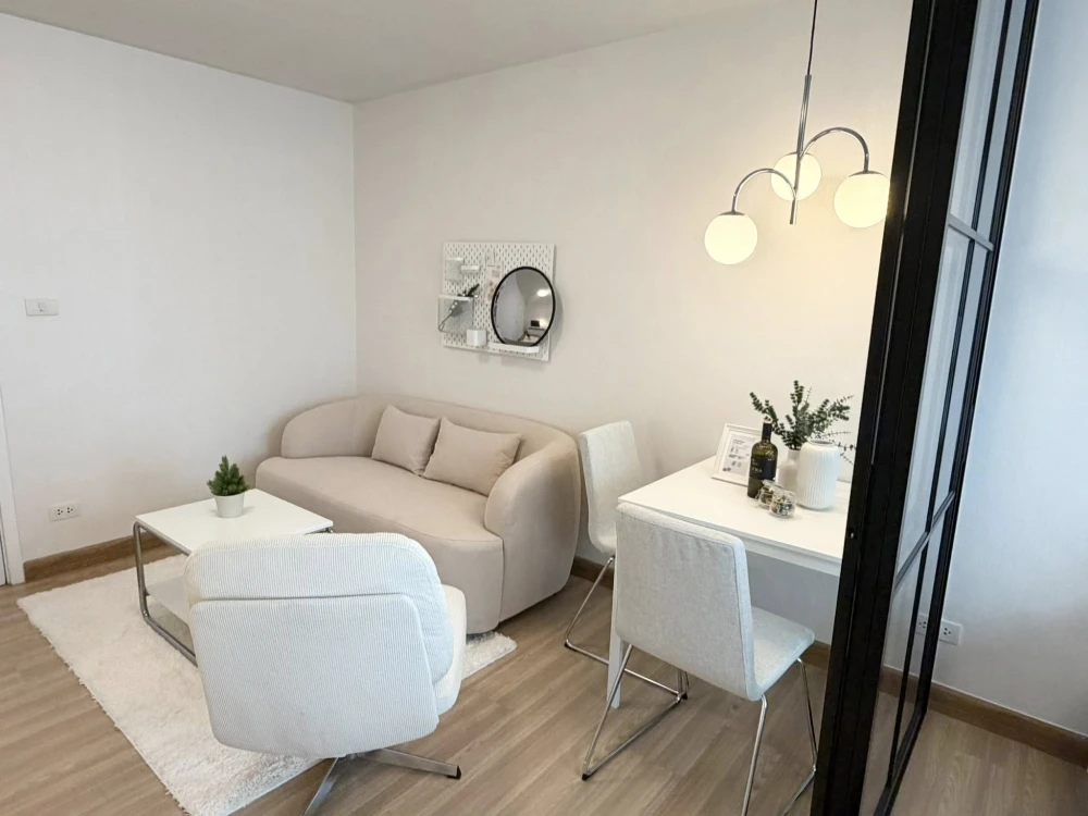For sale: Plum Condo Phahonyothin 89 Phase 1, decorated in a "minimal style," ready to move in. Bedroom comes with glass partitions.
