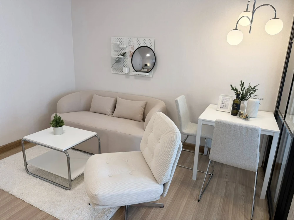 For sale: Plum Condo Phahonyothin 89 Phase 1, decorated in a "minimal style," ready to move in. Bedroom comes with glass partitions.