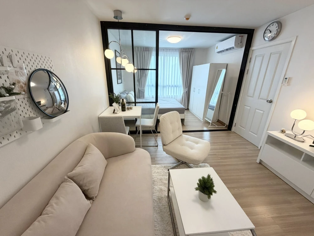 For sale: Plum Condo Phahonyothin 89 Phase 1, decorated in a "minimal style," ready to move in. Bedroom comes with glass partitions.