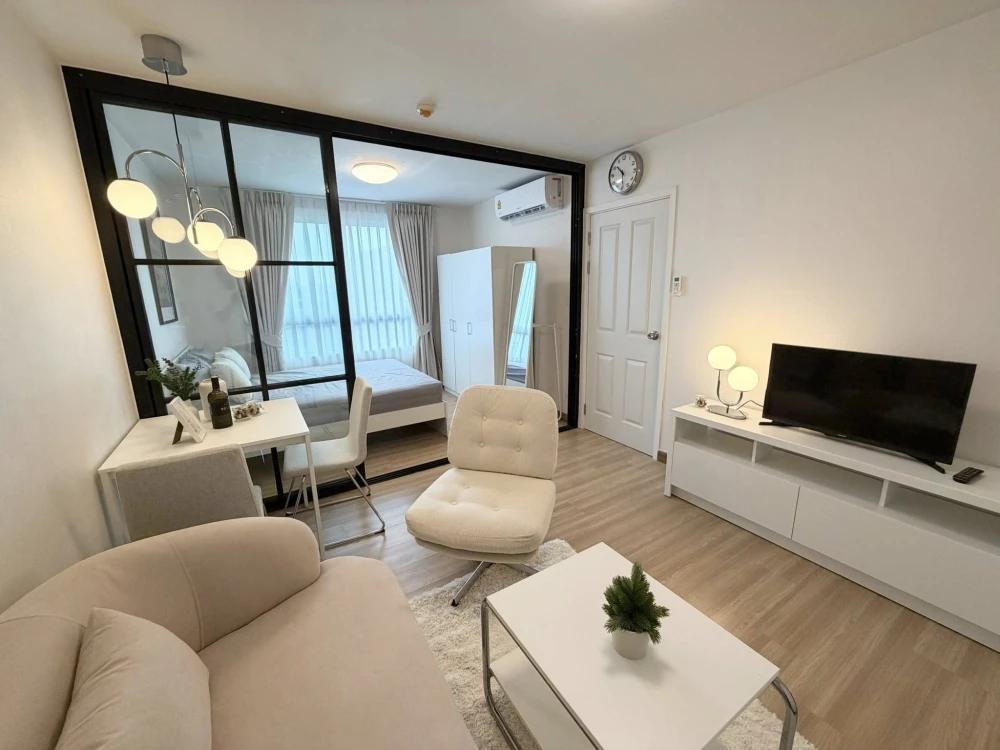For sale: Plum Condo Phahonyothin 89 Phase 1, decorated in a "minimal style," ready to move in. Bedroom comes with glass partitions.