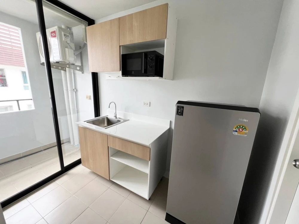For sale: Plum Condo Phahonyothin 89 Phase 1, decorated in a "minimal style," ready to move in. Bedroom comes with glass partitions.