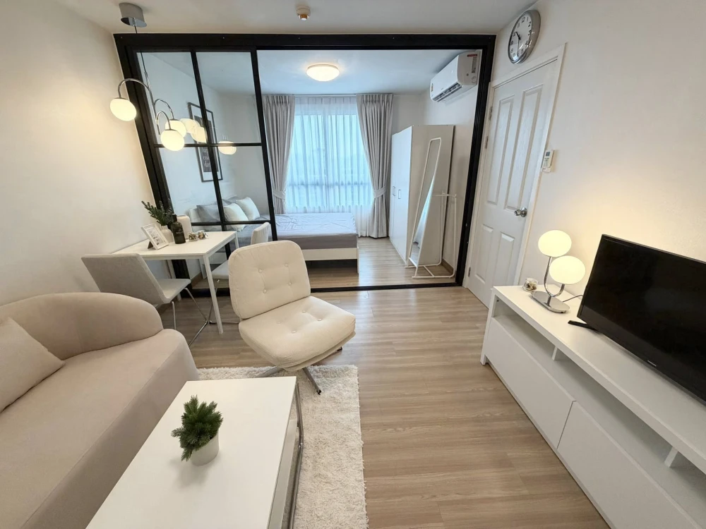 For sale: Plum Condo Phahonyothin 89 Phase 1, decorated in a "minimal style," ready to move in. Bedroom comes with glass partitions.