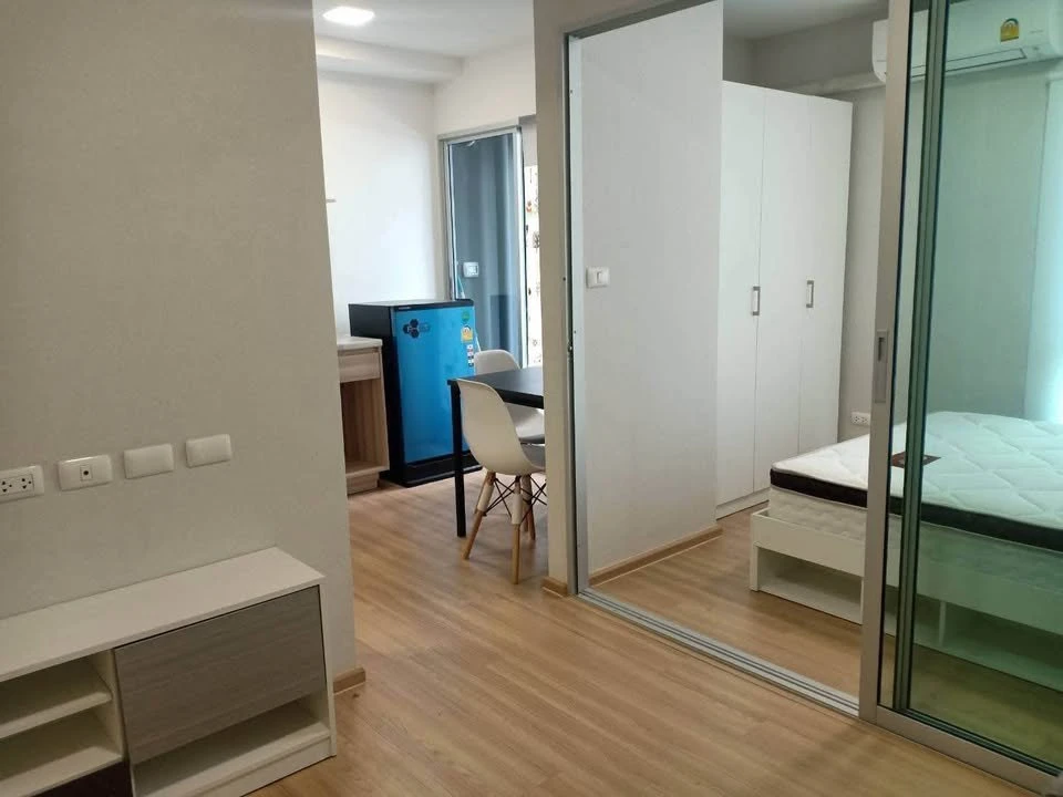 Plum Condo Mix Chaengwattana for sale. Low-rise condo, unit on the 2nd floor. Great location, convenient access to food. Book now!