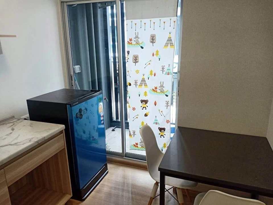 Plum Condo Mix Chaengwattana for sale. Low-rise condo, unit on the 2nd floor. Great location, convenient access to food. Book now!