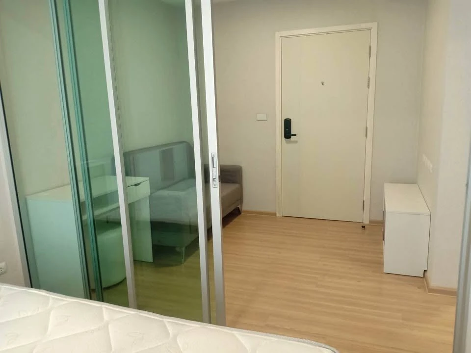 Plum Condo Mix Chaengwattana for sale. Low-rise condo, unit on the 2nd floor. Great location, convenient access to food. Book now!
