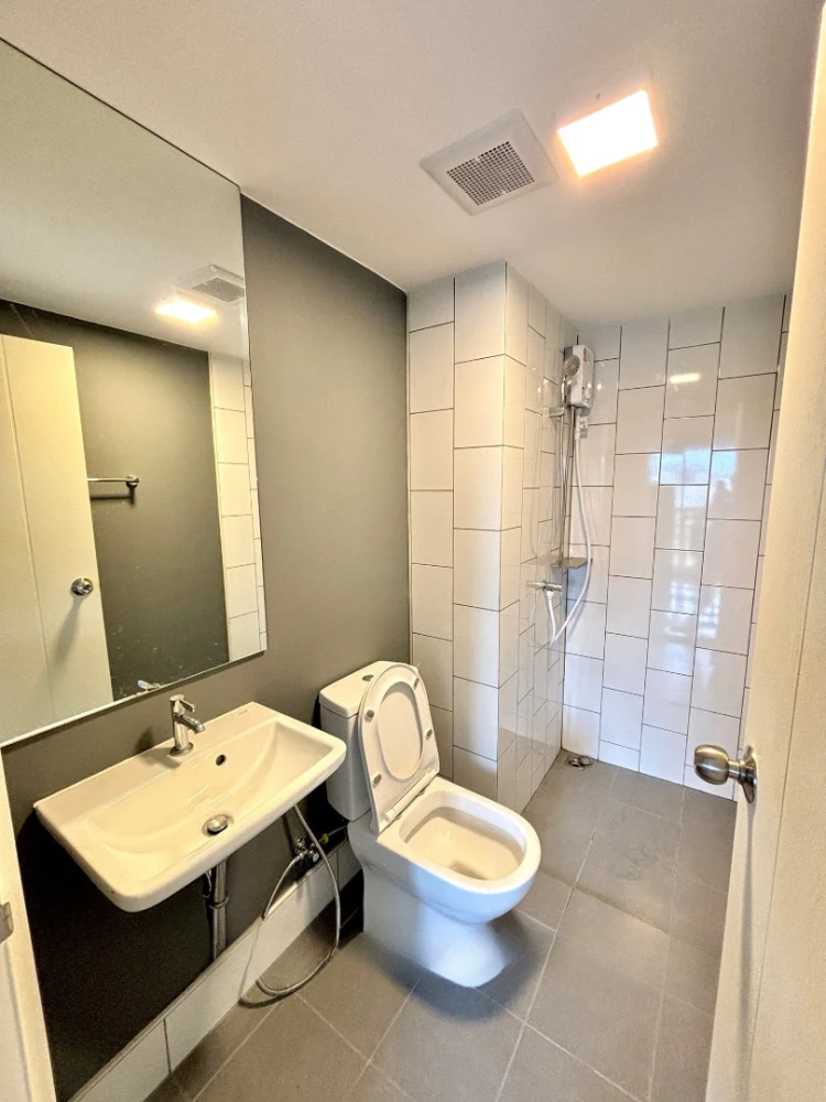 Plum Condo Extra Rama 2 for sale. The unit is clean, requires no renovations, is well-proportioned, comfortable, has an unobstructed view, good ventil