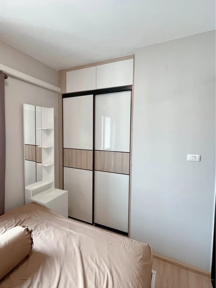 Plum Condo Chaengwattana Station Phase 3 for sale. Top floor, quiet and peaceful, no noise from the units above. The unit is well-partitioned. Don't m