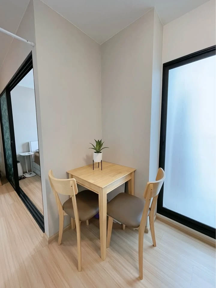 Plum Condo Chaengwattana Station Phase 3 for sale. Top floor, quiet and peaceful, no noise from the units above. The unit is well-partitioned. Don't m