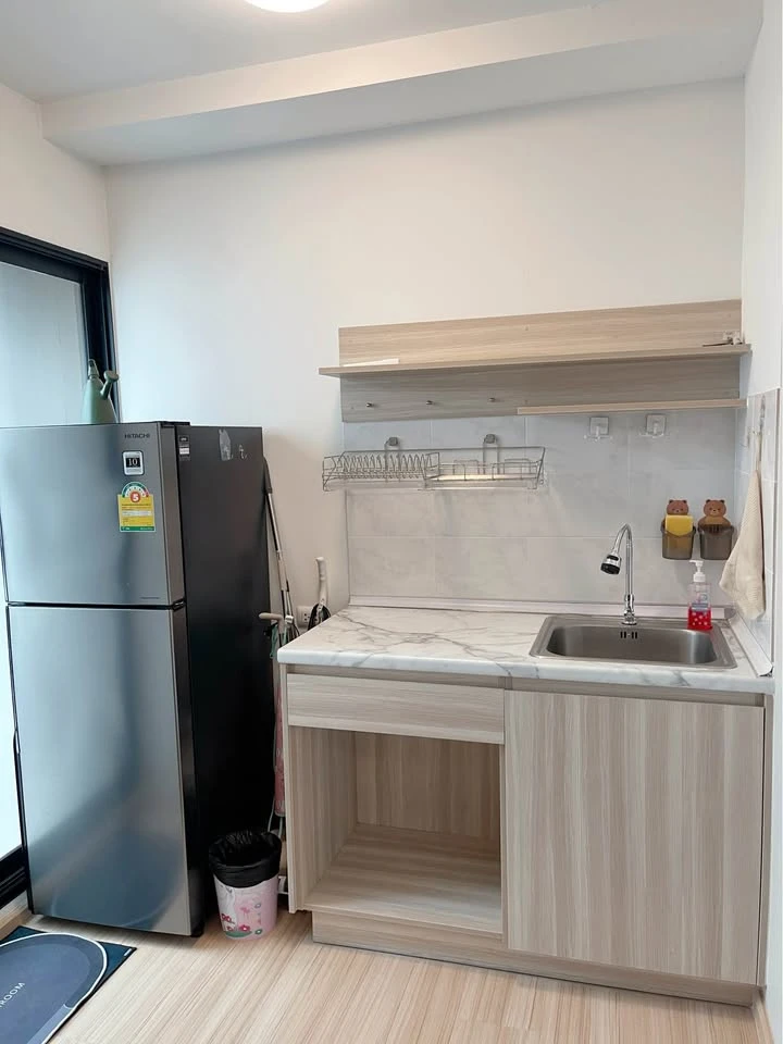 Plum Condo Chaengwattana Station Phase 3 for sale. Top floor, quiet and peaceful, no noise from the units above. The unit is well-partitioned. Don't m