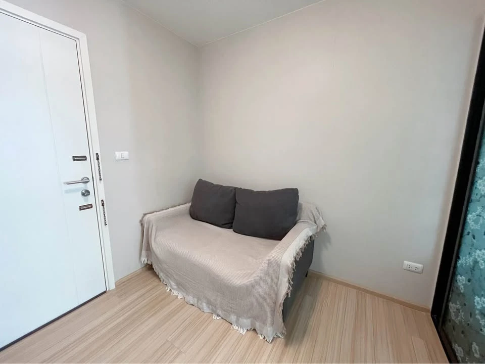 Plum Condo Chaengwattana Station Phase 3 for sale. Top floor, quiet and peaceful, no noise from the units above. The unit is well-partitioned. Don't m