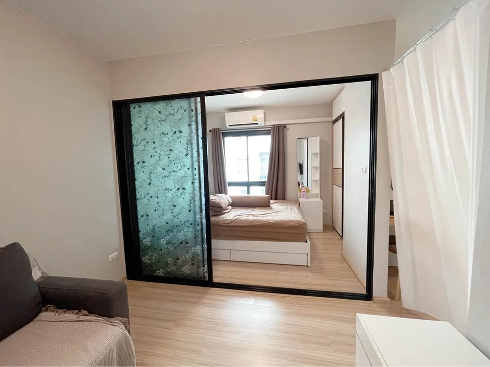 Plum Condo Chaengwattana Station Phase 3 for sale. Top floor, quiet and peaceful, no noise from the units above. The unit is well-partitioned. Don't m