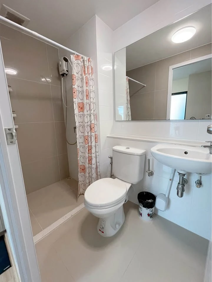 Plum Condo Chaengwattana Station Phase 3 for sale. Top floor, quiet and peaceful, no noise from the units above. The unit is well-partitioned. Don't m