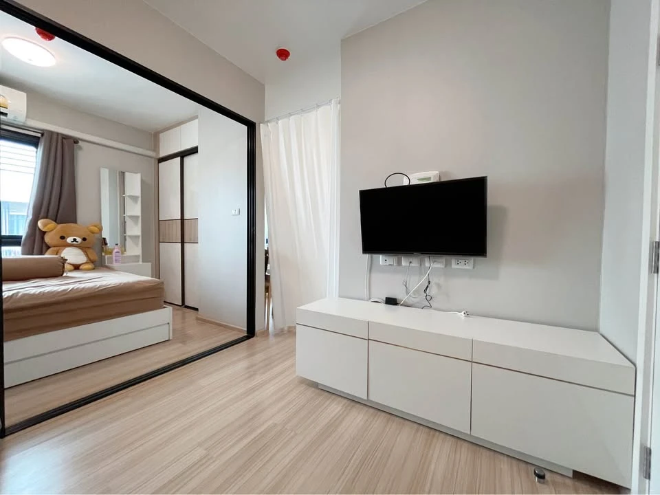 Plum Condo Chaengwattana Station Phase 3 for sale. Top floor, quiet and peaceful, no noise from the units above. The unit is well-partitioned. Don't m