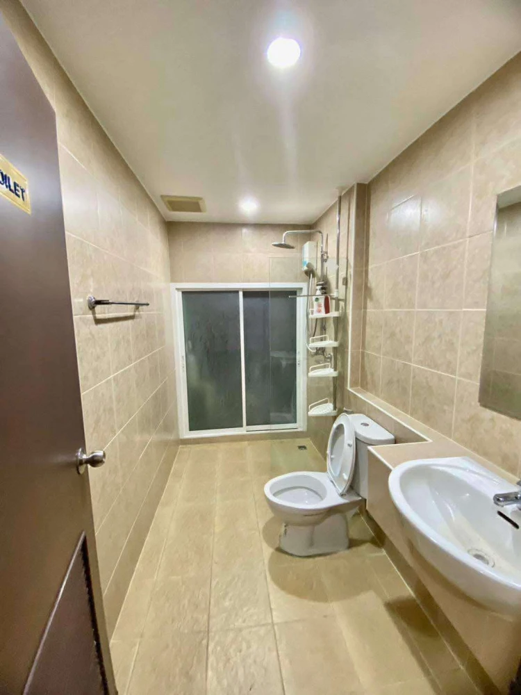 For sale: Park Siri Condo Resort Bangsaen, corner room, 7th floor, Building C, lots of usable space, comfortable and definitely not cramped. Hurry and
