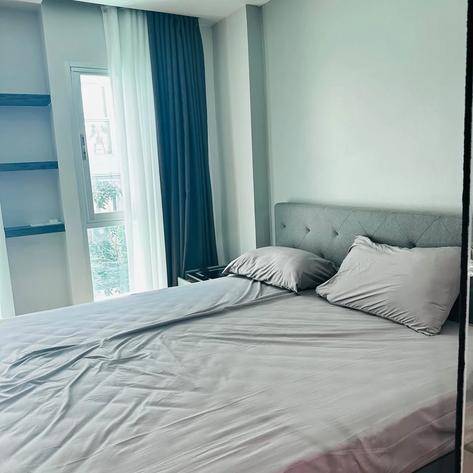 For sale: Park Exo, Building E, 4th floor, corner room, lots of usable space, complete with furniture and appliances. You won't be disappointed if you