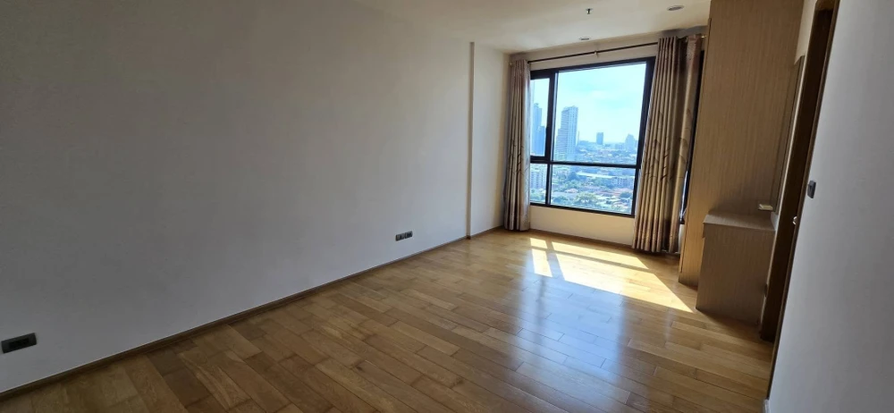 Selling Fuse Sathorn-Taksin, unfurnished unit, high floor. Perfect for interior decorating enthusiasts! Book now!