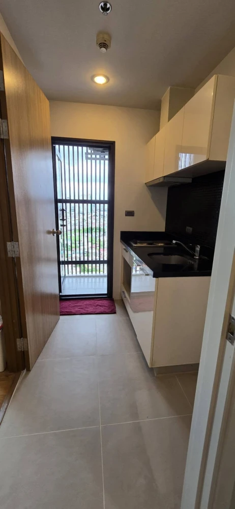 Selling Fuse Sathorn-Taksin, unfurnished unit, high floor. Perfect for interior decorating enthusiasts! Book now!