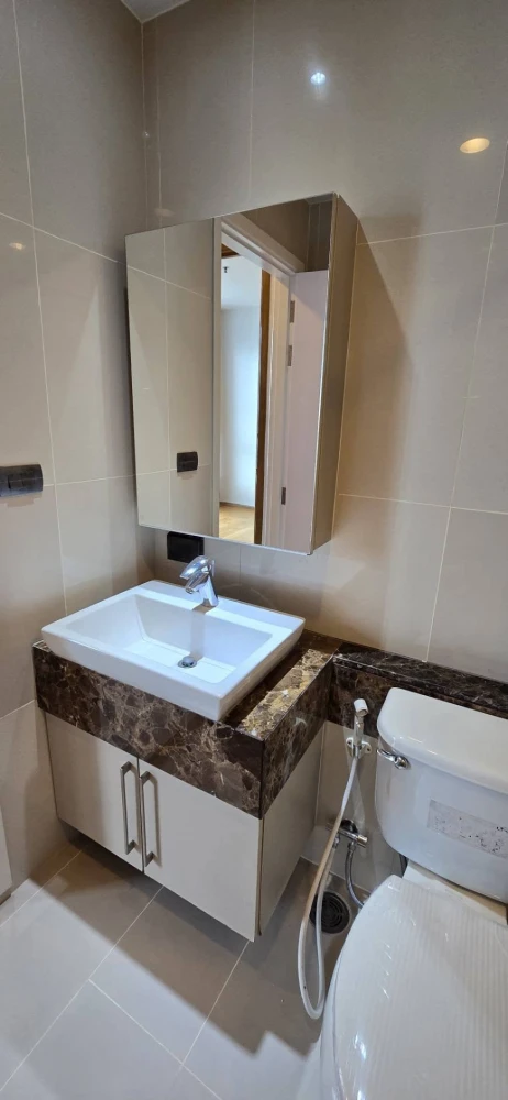 Selling Fuse Sathorn-Taksin, unfurnished unit, high floor. Perfect for interior decorating enthusiasts! Book now!