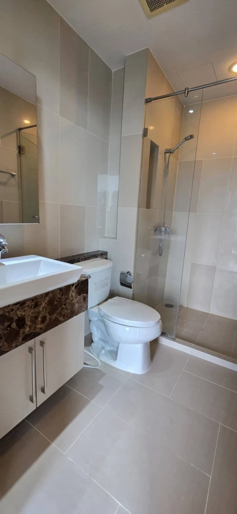 Selling Fuse Sathorn-Taksin, unfurnished unit, high floor. Perfect for interior decorating enthusiasts! Book now!