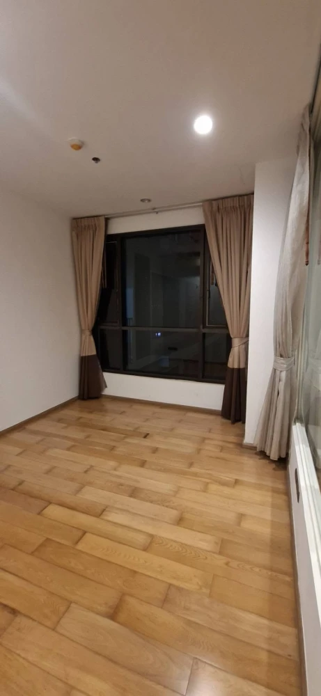 For sale: Fuse Sathorn-Taksin, unfurnished unit. Spacious, clean, and airy. Perfect for those who enjoy decorating. Don't miss out!