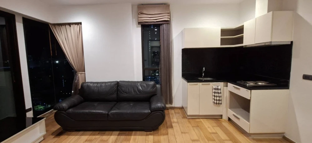 For sale: Fuse Sathorn-Taksin, unfurnished unit. Spacious, clean, and airy. Perfect for those who enjoy decorating. Don't miss out!